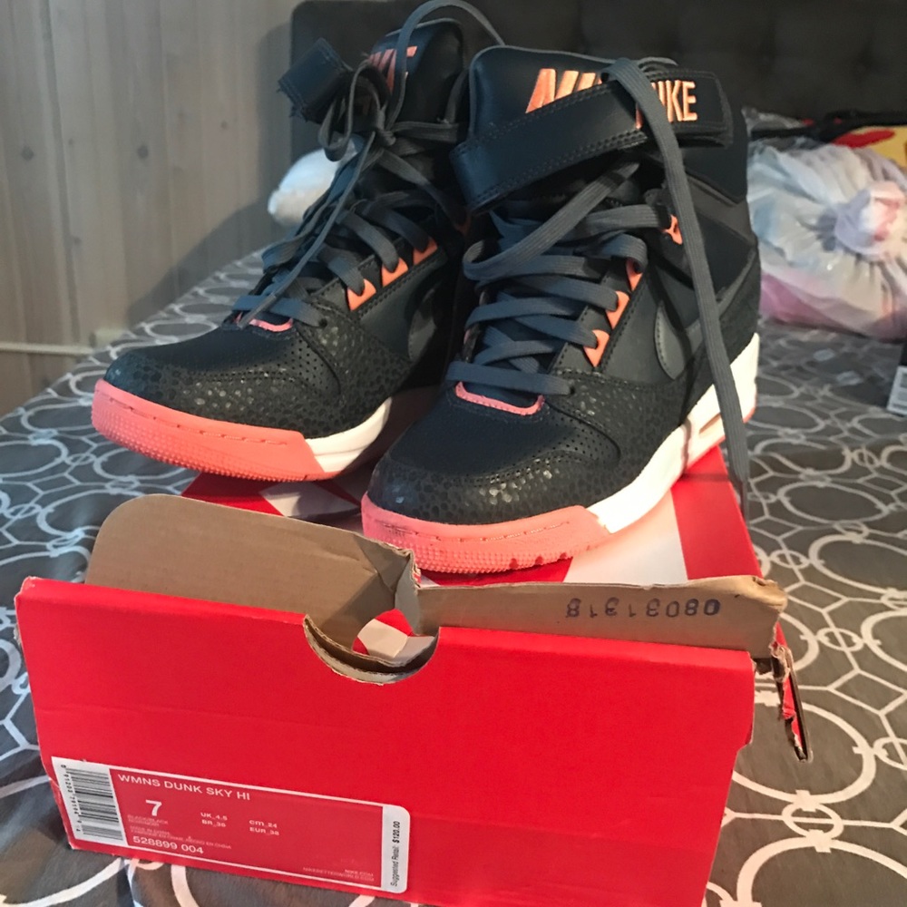 Woman's Nike dunk ski hi size 7